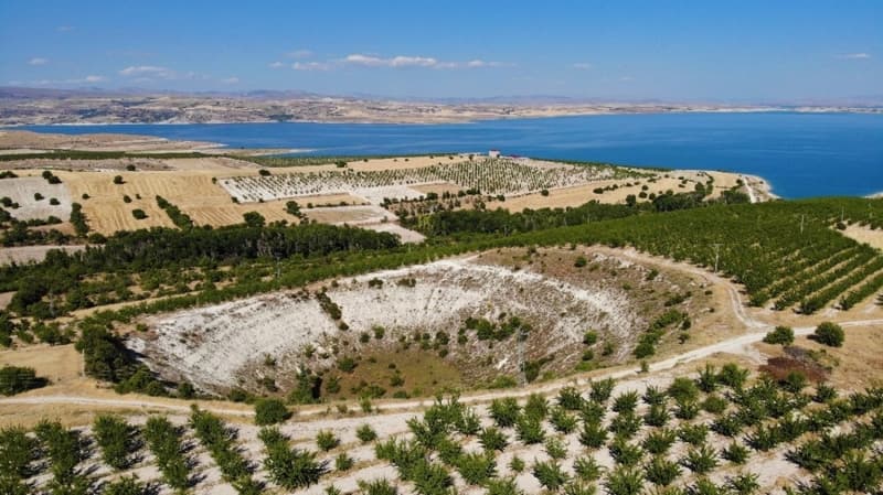 <p><b>“Kesinlikle meteor �ukuru de�ildir”</b></p><p>�ukur hakk�nda bilgi veren F� �nsani ve Sosyal Bilimler Fak�ltesi Co�rafya B�l�m� ��retim �yesi Prof. Dr. Taner �eng�n, “A��n il�esinde Kup �ukuru olarak bilinen yap�, meteor �ukuru mu diye g�ndeme geldi. Alanla ilgili yapt���m�z �al��malar sonucunda bu alan�n karstik bir obru�a kar��l�k geldi�i g�r�l�yor. Yer alt�ndaki ma�ara sistemlerinin zamanla ��kmesi sonucu meydana geldi�ini ifade edebiliriz. Kesinlikle bu b�lgenin meteor �ukuru olmad���n� s�yleyebilirim. Bahsedilen alan il merkezine 87, il�e merkezine yakla��k 3,5 kilometre uzakl�kta. Deniz seviyesinden yakla��k 923 metre y�kseltide bulunuyor. Derinli�i yakla��k 40 metre, �ap� 150 metre ve �evre uzunlu�u 500 metre civar�ndad�r. Karstik bir obruktur, kesinlikle meteor �ukuru de�ildir” dedi.</p>