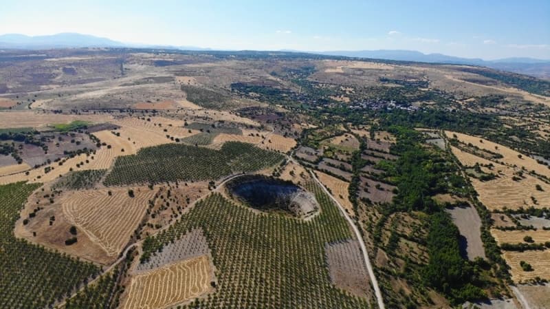 <p><b>“Yak�n bir tarihte oldu�unu d���nm�yoruz”</b></p><p>Erozyona ba�l� olarak yama�lardan inen malzemenin dolmas� sonucunda enkaz�n �rt�lm�� oldu�unu aktaran �eng�l, “Taban�n da tar�m yap�lamamaktad�r. �ukurun derinli�i 40 metredir. Karstik �al��malar neticesinde ge�mi� jeolojik d�nemlerde oldu�u belirlenmi�tir. Yak�n bir tarihte oldu�unu d���nm�yoruz. Bununla ilgili herhangi bir ya�land�rma �al��mas� yap�lmad�. B�lgeye �zg� orijinal yap�n�n bu b�lge fazla g�r�lmeyen karstik �ukurlardan bir tanesi oldu�unu g�rebiliyoruz. Bu tarz olu�umlar turizme a��ld��� takdirde insanlar�n olduk�a ilgisini �ekebiliyor. �lla meteor �ukuru olmas�na gerek yok. Karstik bir �ukurda turizm ama�l� destinasyon i�erisine al�nabilir”ifadelerini kulland�. (DHA)</p>