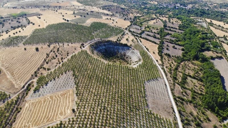 <p>Yapt�klar� incelemeler sonucunda �ukurun ��kmeye ba�l� oldu�unu tespit ettiklerine de�inen Prof. Dr. �eng�l, “��kmeye ba�l� enkaz�n, yani eski ma�ara tav�na ait enkaz�n ��kme �ukurunun taban�nda bloklar halinde bulundu�u g�rmekteyiz. Nitekim bu tarz olu�umlar karstik b�lgelerde eriyebilen kaya�lar�n bulundu�u alanlarda zaman zaman kar��m�za ��kan olu�umlard�r. �zellikle �� Anadolu ile Akdeniz b�lgesinde ve T�rkiye’nin �e�itli b�lgelerinde bu tarz olu�umlara rastlayabiliyoruz. Bunlardan bir tanesi de A��n’da bulunan ve Kup diye ifade edilen yap�, obruktur ve karstik bir �ukurdur” diye konu�tu.</p>