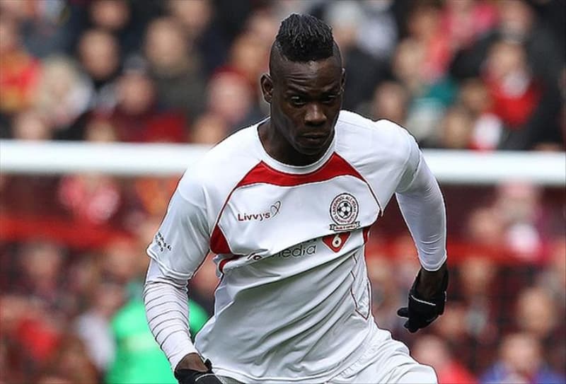 <p>İlk etapta Beşiktaş'tan 2 milyon Euro'nun üzerinde maaş isteyen Balotelli'nin bu talebi, takımdaki oyuncu maaşlarının 1 milyon Euro seviyelerine çekilmek istenmesi sebebiyle önce uygun bulunmadı.</p>