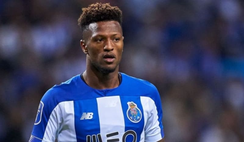 <p><b>ZE LUİS VE AKPOM'DA SON DURUM</b></p><p><br></p><p>Bu arada siyah beyazlıların santrfor adayları arasında yer alan Porto'nun Yeşil Burun Adalı 29 yaşındaki futbolcusu Ze Luis'in hem şu an için Türkiye'de oynamak istememesi hem de Portekiz kulübünün kiralıktan önce bonservis kazanma isteği nedeniyle bu transfer şimdilik askıya alınmış durumda.</p>