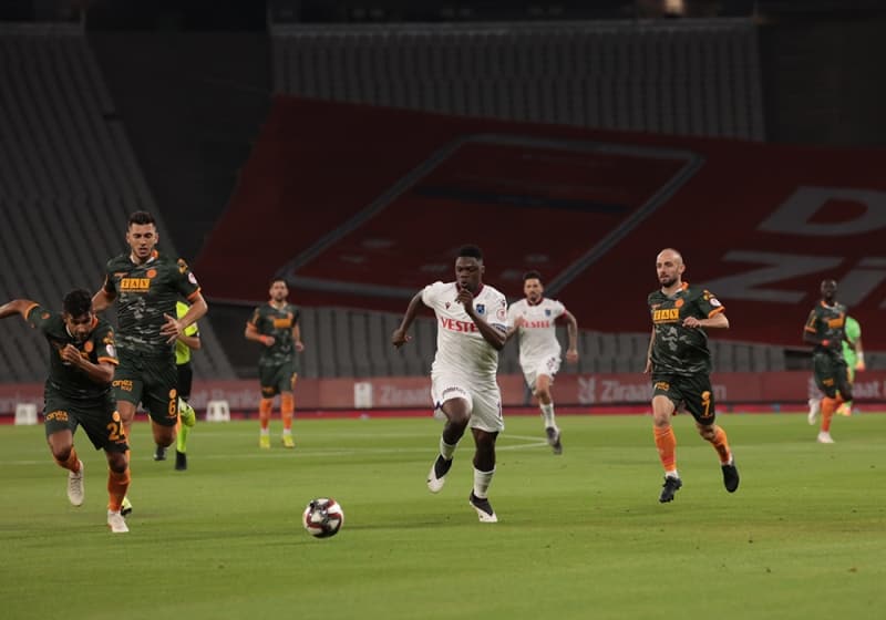 <p>Süper Lig'de geride kalan sezonun gol kralı Alexander Sörloth, takımın etkili ismi Caleb Ekuban ve milli kaleci Uğurcan Çakır'a herhangi bir resmi teklifin gelmediği belirtildi. </p>