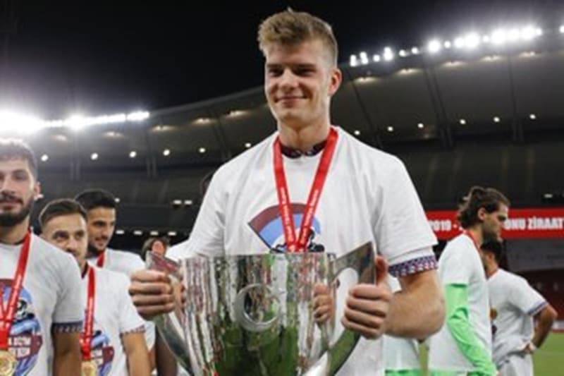 <p>Özellikle Uğurcan Çakır ve Alexander Sörloth'un ismi Avrupa'nın önemli takımlarıyla anılsa da kulübe ve oyuncuların menajerlerine henüz resmi bir teklif ulaşmadı.<br></p>