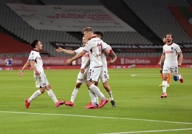 <p>Bordo mavili yönetim gelen teklifleri uygun görmesi durumunda hem oyuncuların ayrılmasına izin verecek hem de yerlerine transfer için yeni isimleri gündemine alacak.</p>