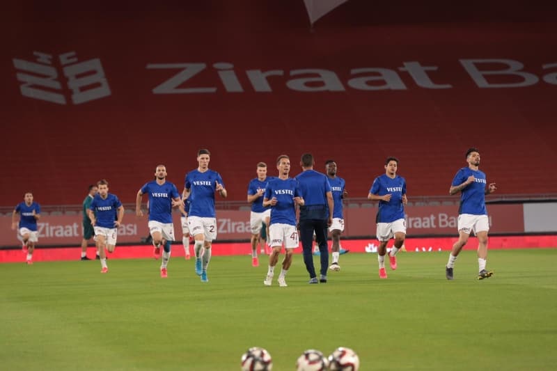 <p>Özellikle sol bek ve stoper mevkileri için çalışmalar yapılırken orta saha ile hücum hattına da alternatif arayışında olan bordo mavililer Türkiye Futbol Federasyonu'nun harcama limitlerine göre resmi imzaları attıracak.</p>