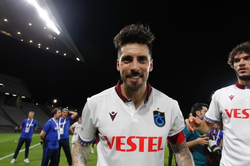 <p>Trabzonspor'da kalmak isteyen ancak yüksek maaş beklentisi olan Sosa şu an İbiza adasında tatilini sürdürüyor.</p>