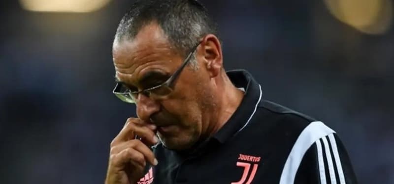 <p>Juventus'ta Maurizio Sarri, �ampiyonlar Ligi'nden elenmeleri sonras� y�netim karar� ile g�revden al�nd�.</p>