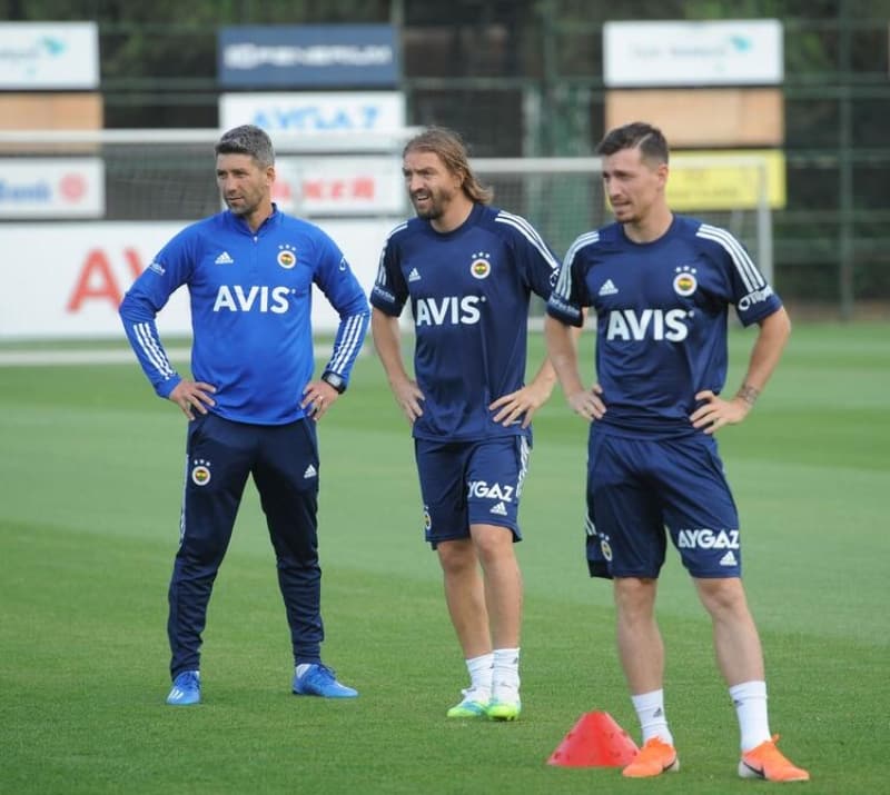 <p>Erol Bulut, idman öncesinde saha ortasında bir toplantı yaparak yeni sezon öncesinde görev alacak teknik ekipten yardımcıları Mehmet Yozgatlı, kondisyoner Pantelis Pantelopoulos ve Alman kaleci antrenörü Michael Kraftı futbolcularla tanıştırdı</p>