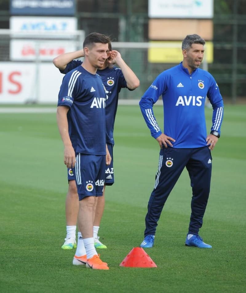 <p>Saygı ve disiplin benim için çok önemli. Hepimiz birbirimize, buradaki profesyonellere ve personele saygılı olacak. Futboldan para kazanıyoruz, futbolun tüm unsurlarına ve tabii ki Fenerbahçemize saygı duyacağız.</p>