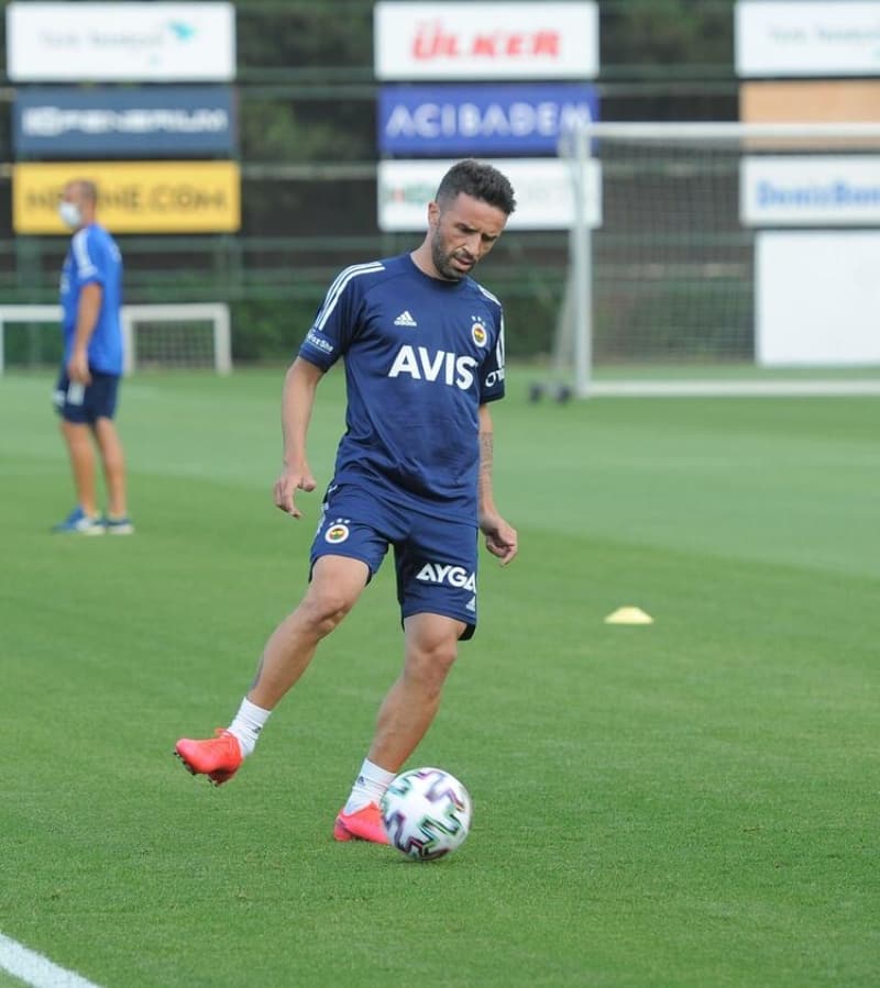 <p>İletişimimizin iyi olmasını umut ediyorum. Sosyal mesafe kurallarını koruyarak birbirimizi inşallah anlayacağız. Bol bol röportajlarımız olacak. İnşallah hayırlı bir sezon olur herkes için' diye konuştu.</p>