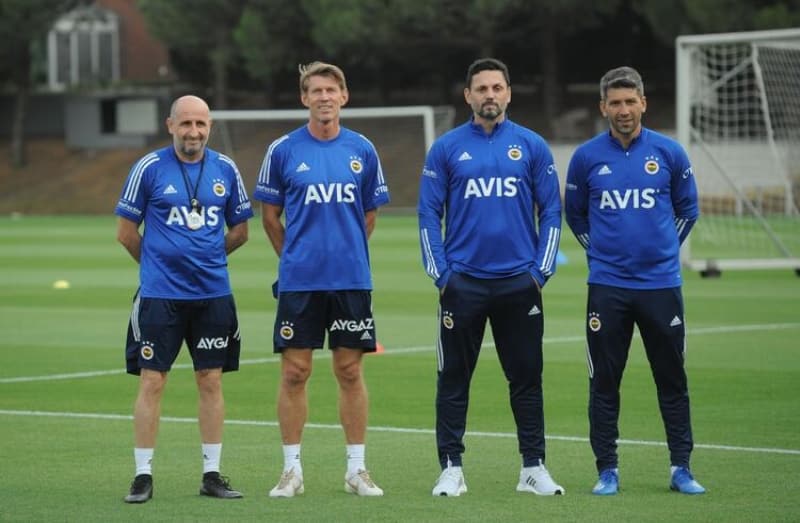 <p><br></p><p>Fenerbahçenin yeni sezon ilk çalışmasında Çek futbolcu Filip Novak yer almadı. Ülkesindeki koronavirüs karantinasından dolayı özel izinli olan Novakın dışında takıma yeni katılan Caner Erkin, Mert Hakan Yandaş ve Gökhan Gönül ise idmanda yer aldı.</p>