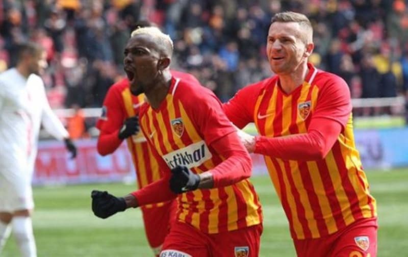 <p>Mensah 2018- 19 sezonunda 28 resmi maça görev aldı. 28 maçta 2 bin 64 dakika sahada kalan 25 yaşındaki orta saha oyuncusu 4 gol 1 asistlik performans sergiliyor.</p><p><br></p><p>Akşam</p>