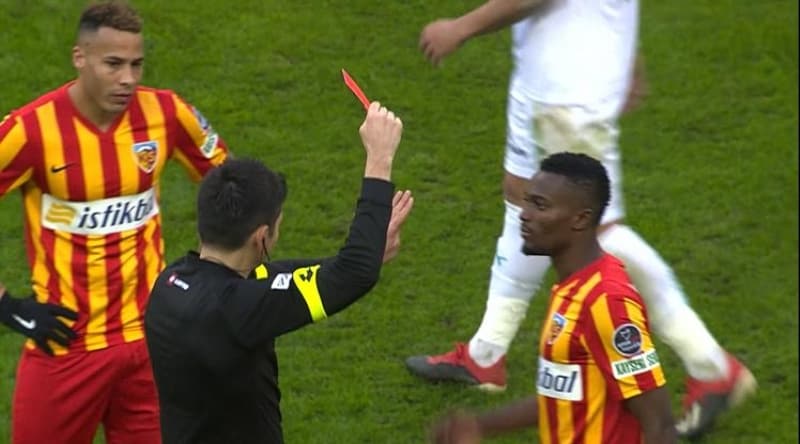 <p>Bernard Mensah, Pedro Henrique’den sonra Kayserispor’un en hırçın oyuncusu oldu. Süper Lig’de 9 kez sarı kart gören Mensah, iki defa da kırmızı kartla cezalandırıldı.</p>