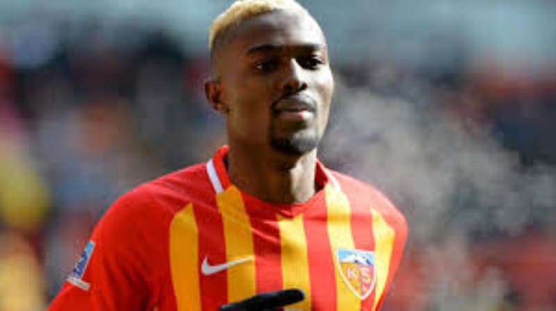 <p>Kayserispor’da Süper Lig ve Türkiye Kupası’nda 26 maça çıkan tecrübeli futbolcu 5 gol attı, 8 de asist yaptı.</p>