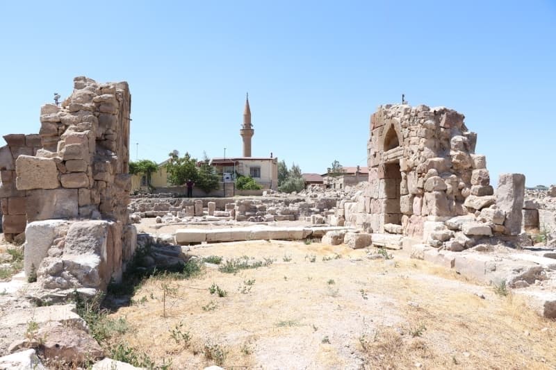 <p>Tyana Antik Kenti için su kemerleri, havuz ve Roma hamamının önemli yapılar olduğuna dikkati çeken Doğanay, kentin geçmişinin de 4 bin yıl öncesine dayandığını dile getirdi.</p>