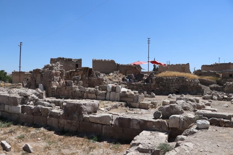 <p>Kazı heyeti başkanı ve Aksaray Üniversitesi Arkeoloji Bölümü Öğretim Üyesi Doç. Dr. Osman Doğanay, AA muhabirine, Tyana Antik Kenti'ndeki kazı çalışmalarının 2001 yılında İtalyan bir ekip tarafından başlatıldığını söyledi.</p>