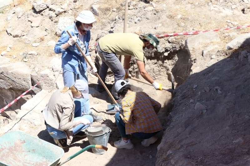<p>'Sikkelerin milattan sonra 4. yüzyılın başlarına ait olduğunu düşünüyoruz. Böylelikle sur duvarlarının, su kemerlerinin yapım tarihiyle ilgili elimizde bir kanıt oldu. Özellikle bizim dönemde başlayan kazıların en önemli buluntusu sekizgen planlı kilise. Anadolu'da çok az sayıda örnekleri var. Kapadokya bölgesinde bu boyutta tek örnek. Kilisenin tarihlendirilmesi konusunda bazı tereddütlerimiz vardı, tahmin edebiliyorduk ama burada bulduğumuz sikkeler sayesinde kilisenin milattan sonra 4. yüzyıla yapıldığını teyit etmiş olduk.'</p>