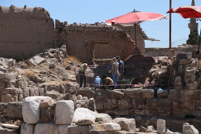 <p>Doğanay, çalışmalarda Tyana Antik Kenti'nin tarihlendirilmesinde önemli yer tutan sikkeler bulduklarını anlatarak, şunları kaydetti:</p>