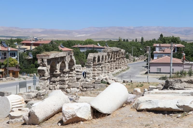 <p>Bu yıl kazı çalışmalarının Cumhurbaşkanlığı kararıyla devam ettiğini belirten Doğanay, pandemi nedeniyle çalışmaların bazı kısıtlamalarda dönüşümlü olarak daha küçük ekiple devam ettiklerini aktardı.</p>