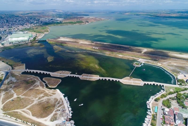 <p>İstanbul’un önemli su kaynaklarından olan Büyükçekmece Gölü’nde su seviyesi yüzde 30 seviyesine düştü. Yüzlerce metre suların çekildiği gölün havadan çekilen görüntüsü ise kuraklığı gözler önüne serdi.</p>
