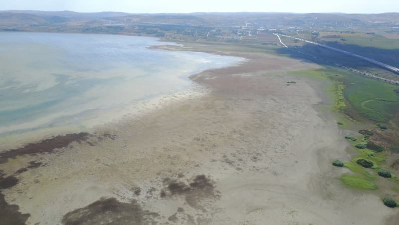 <p>Ayrıca suların çekildiği alanda kuşların tünediği ve çobanların hayvanlarını otlattığı da görüldü.</p>