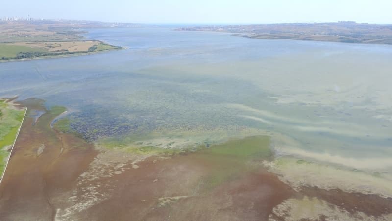 <p>İSKİ verilerine göre Büyükçekmece Gölü’nün su seviyesi yüzde 30 seviyesine düştü. Yüzlerce metre suların çekildiği alan havadan görüntülendi.</p>