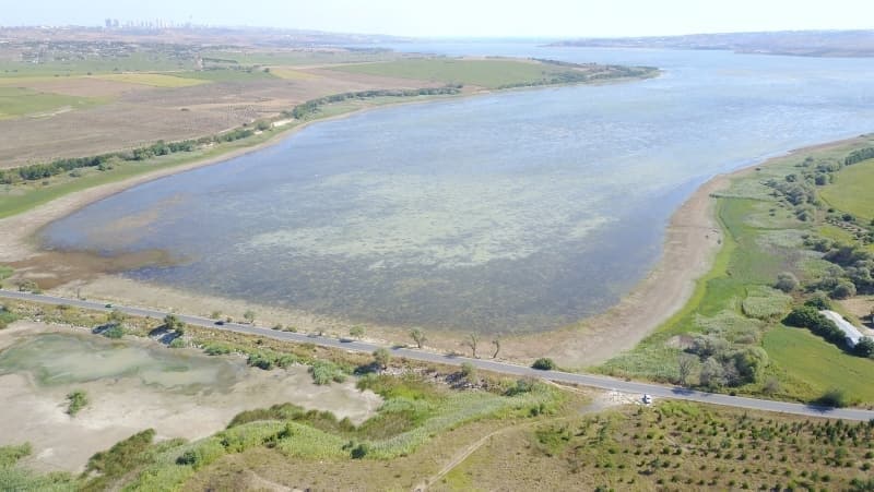 <p>Çekilen görüntülerde kuraklığın boyutu gözler önüne serilirken bir zamanlar sular altında kalan Büyükçekmece Viyadüğü’nün ayakları da ortaya çıktı. </p><p><br></p>