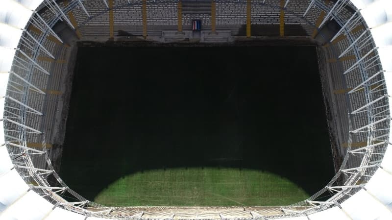 <p>Öte yandan futbolcuların giriş ve çıkış yapacağı tünelin üzerinin Adanaspor ve Adana Demirspor’un renklerine boyandığı görüldü. <br></p>