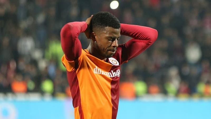 <p>Galatasaray ynetimi, 34 yandaki futbolcuyla yeni kontrat imzalamaya hazrlanyor.</p>