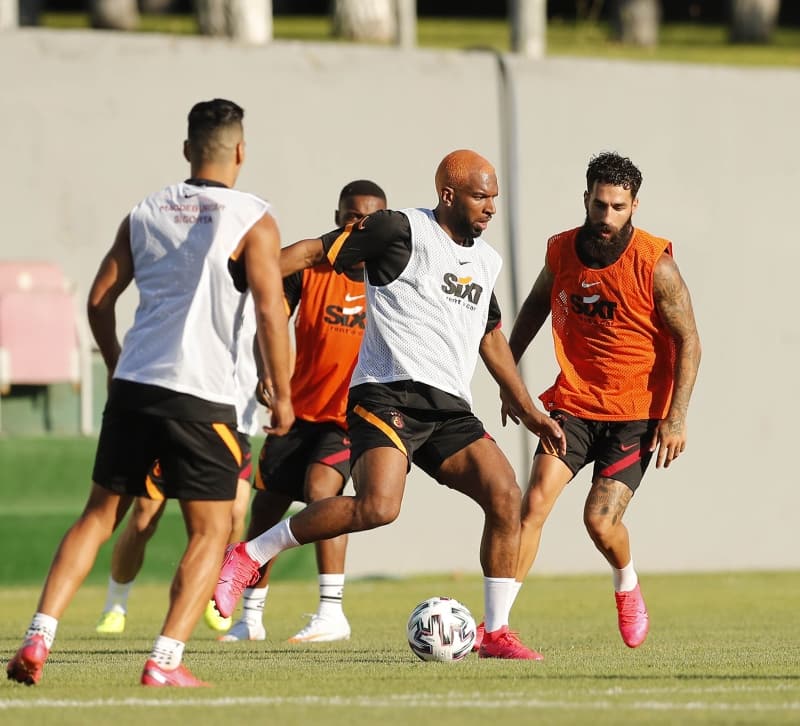 <p>Sar krmzllar, 40 hafta srecek Sper Lig’de geni bir kadro ile mcadele etmek iin transfer almalarn srdryor.</p>