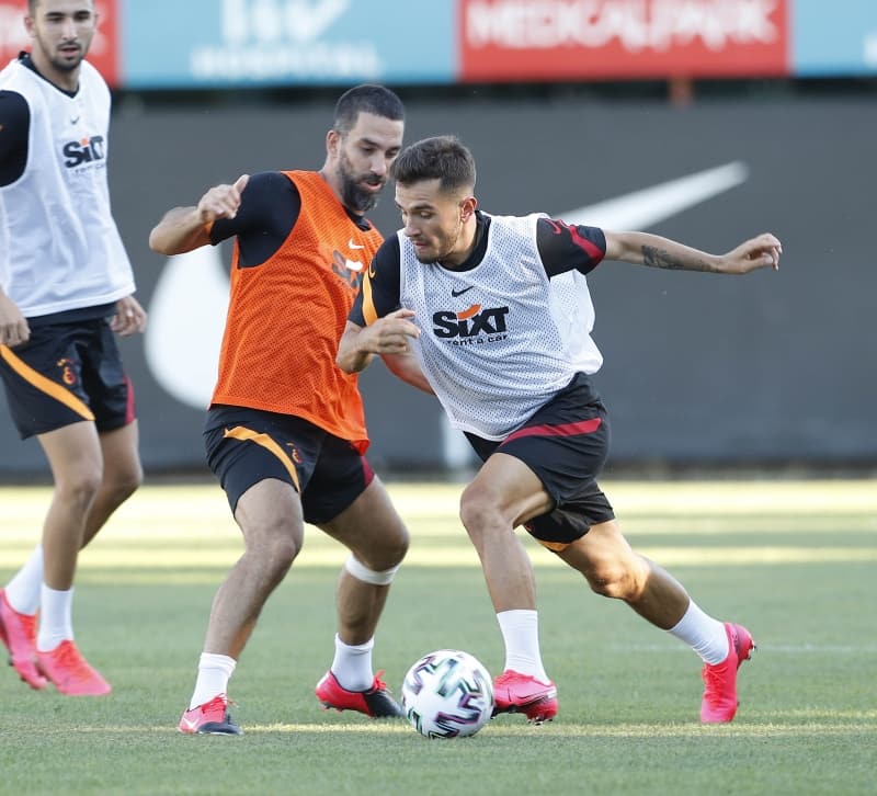 <p>Arda Turan, Emre Kln, Oulcan alayan, Omar Elabdellaoui ve Kerem Aktrkolu’nu kadrosuna katan Galatasaray, orta saha rotasyonunu da geniletmek istiyor.</p>