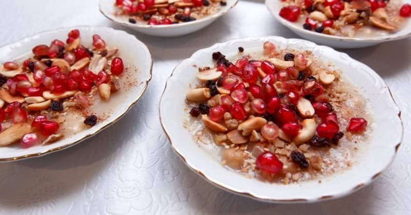 <p>'Muharrem hrmet edilen anlamndadr. Bu ay, Hz. Peygamber (s.a.s.) tarafndan Allah’n ay diye nitelendirilmitir (Mslim, Sym, 202; Eb Dvd, Savm 55; Tirmiz, Savm, 40). Bu niteleme Muharrem aynn faziletine, ilah feyz ve bereketinin bolluuna iarettir.</p>