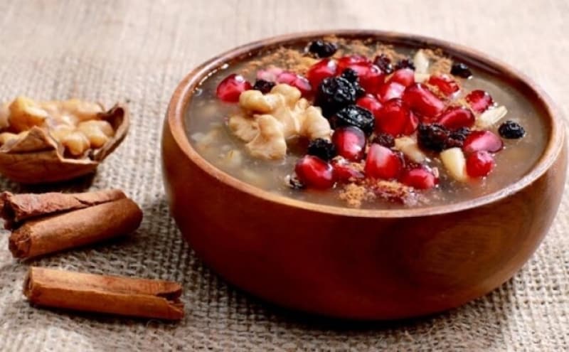 <p>Hz. Peygamber (s.a.s.) Medine’ye gelince, yahudilerin r gnnde oru tuttuklarn grm ve <b>“Bu gn niin oru tutuyorsunuz?”</b> diye sormutu. <b>“Bu, hayrl bir gndr. Allah, o gnde Ben sril’i dmanlarndan kurtard. (kr olarak) Hz. Ms o gn oru tuttu.” </b>dediklerinde Reslullah da (s.a.s.) “Ben Ms’ya sizden daha laym (yaknm).” buyurup o gn oru tuttu ve mslmanlara da tutmalarn tavsiye etti (Buhr, Savm, 69; Mslim, Sym, 127-128). Hz. Peygamberin (s.a.s.) bu gnde oru tutulmasn tevik eden baka hadisleri de vardr. </p>