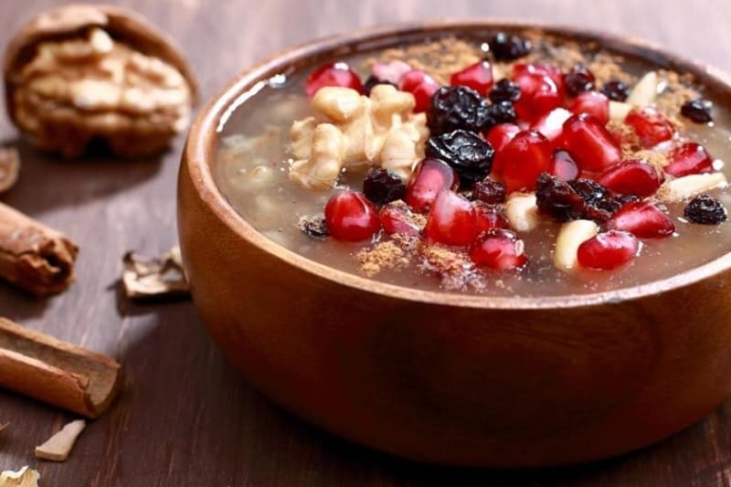 <p>Muharrem’in onuncu gn r gndr. Bu gn oru tutmak da baz limlere gre snnettir (Serahs, el-Mebst, III, 92). Zira Reslullah (s.a.s.), r gnnde oru tutmu ve bunu mslmanlara tavsiye etmitir (Buhr, Savm, 69).</p>