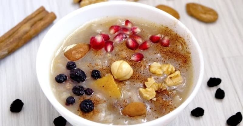 <p>Hz. Peygamber Are gn oru tutmay tevik etmi ve 'Are gnn orucunun, bir nceki yln gnahlarna keffaret olmasn Allah’tan umarm' buyurmutur. Peygamberimiz, hadiste <b>'Ara gn'nde tutulan orucun, bir yl nce ilenen hata ve gnahlarn balanmasna vesile olaca mjdelenmitir.' </b>Ancak, Hz. Peygamberin bildirdiine gre yalnzca Ara gn deil, <b>Muharremin 9, 10 ve 11. gnlerinde oru tutulmas tavsiye edilmitir.</b></p>