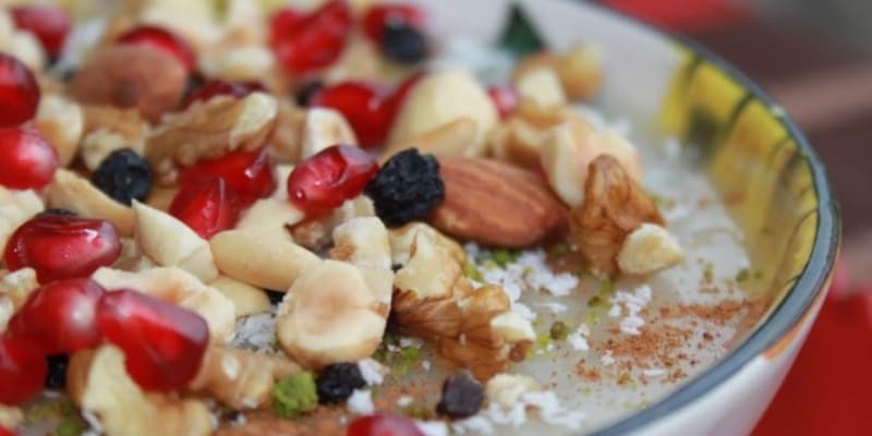 <p>Hz. Peygamberin (s.a.s.) yahudilere muhalefet iin ertesi sene r orucunu Muharrem’in dokuzuncu gn de tutacan sylemesi (Eb Dvd, Savm, 66); bu orucun Muharrem aynn dokuzuncu ve onuncu veya onuncu ve on birinci gnlerinde tutulmasnn daha doru olacana iaret etmektedir (Bkz. Ahmed b. Hanbel, el-Msned, IV, 52; Abdrrezzk, el-Musannef, IV, 287).</p>