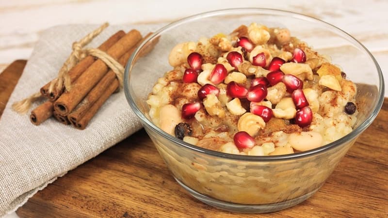 <p>Bir hadiste, “r gn orucunun nceki yln gnahlarna keffret olacan zannederim.” (Tirmiz, Savm, 48) buyurmutur. Baka bir hadiste de r orucuna iaret ederek “Ramazan orucundan sonra en fazletli oru Allah’n ay olan Muharrem aynda tutulan orutur.” (Tirmiz, Savm, 40) buyurmutur.</p>