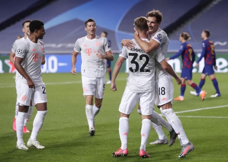 <p>Diğer bir Katalan gazetesi Sport da, <b>'Tarihi aşağılama'</b> ifadesini manşetten vererek, <b>'Komik duruma düşen Barcelona, Avrupa'da tarihindeki en büyük mağlubiyeti aldı ve üzüntü verici bir şekilde 12 yıl aradan sonra ilk kez bir sezonu kupasız kapattı.'</b> ifadelerini kullandı.</p>