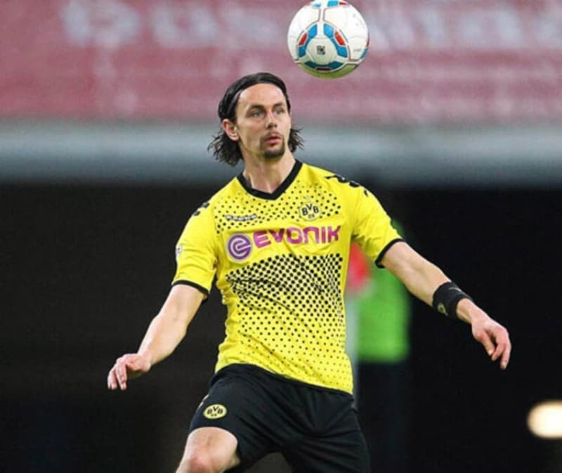 <p>Subotic, Jurgen Klopp ynetimindeki Dortmund'da 2 Almanya Bundesliga ampiyonluu yaam ve 2013'te ampiyonlar Ligi'nde final oynama baars gstermiti.</p>