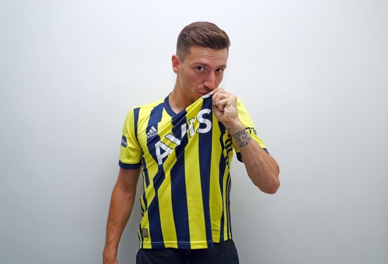 <p>Fenerbah�e, ilk olarak Sivasspor ile s�zle�mesi sona eren ve ad� s�k s�k Galatasaray ile an�lan Mert Hakan Yanda� ile 4 y�ll�k s�zle�me imzalad�.</p>