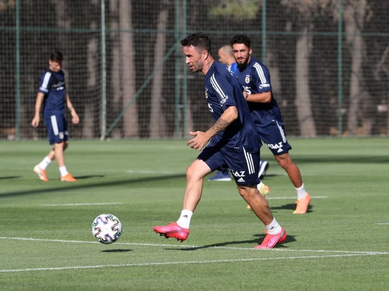 <p>Sar�-lacivertliler, Be�ikta� ile s�zle�meleri biten eski futbolcular� G�khan G�n�l ile 1+1 y�ll�k, Caner Erkin ile ise 2+1 y�ll�k mukavele yapt�.</p>