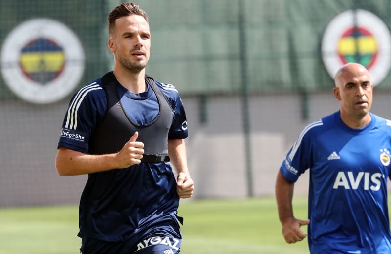 <p>Kanarya, Trabzonspor'dan ayr�lan �ek sol bek Filip Novak ile de 3 y�ll�k anla�ma imzalad�.</p>