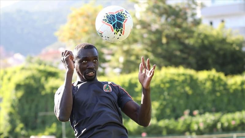 <p>Ze Luis transferinde öne çıkan bonservis zorluğu ve oyuncunun ikna edilme süreci, Cisse'nin de indirime henüz yanaşmaması, Beşiktaş yönetimini yeni arayışlara da itiyor. </p>