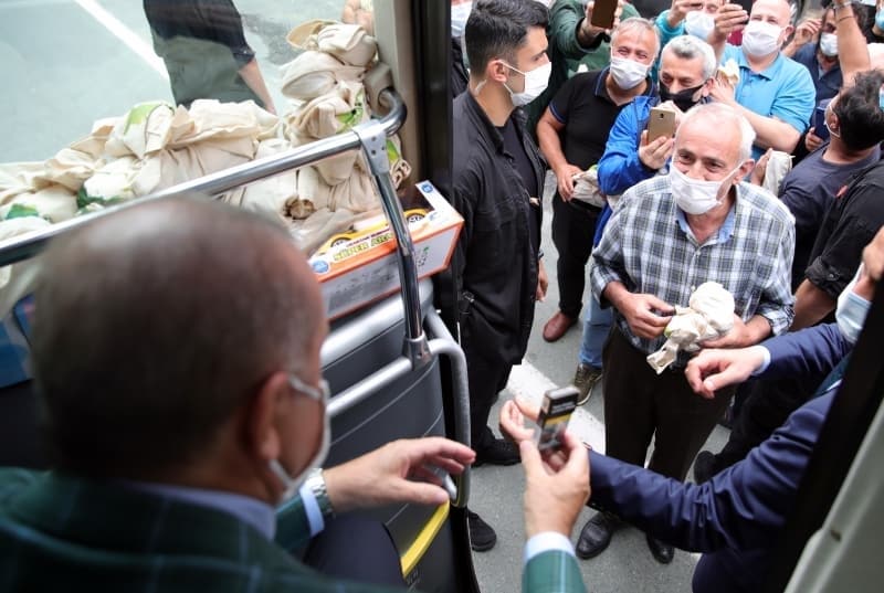 <p>Cumhurbakan Erdoan, kendisine sevgi gsterisinde bulunan vatandalar selamlarken karlat bir vatandan sigara paketini alarak, sigaray brakma sz ald.</p>