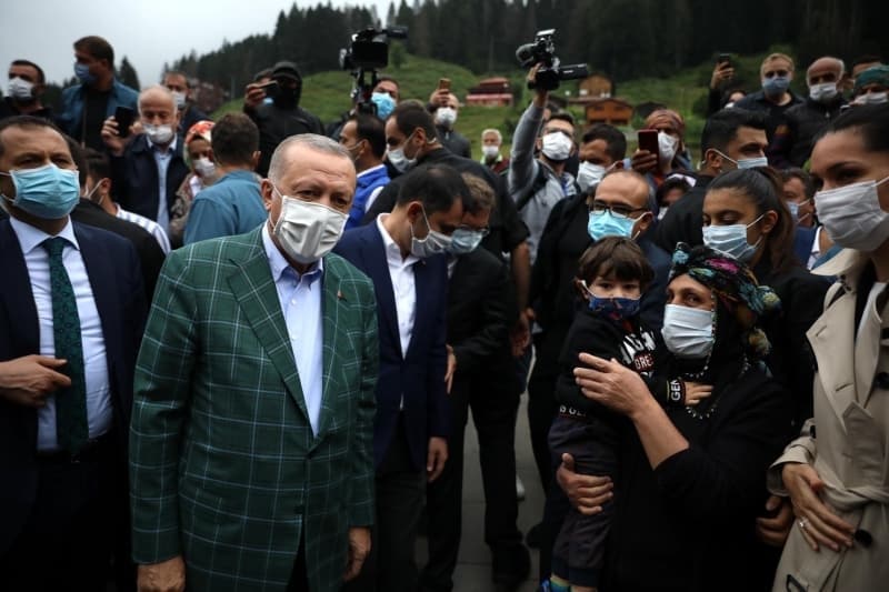 <p>Cumhurbakan Recep Tayyip Erdoan, Rize'nin amlhemin ilesine bal Ayder Yaylas'nda evre ve ehircilik Bakanlnca yaplan almalar yerinde inceledi.</p>