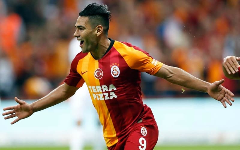 <p>Ancak �spanya bas�n�nda ��kan bir haberde Radamel Falcao'nun as�l plan�n�n yaz transfer sezonu de�il <b>Ocak ay�ndan tak�mdan ayr�lmak</b> oldu�u yaz�ld�.</p>