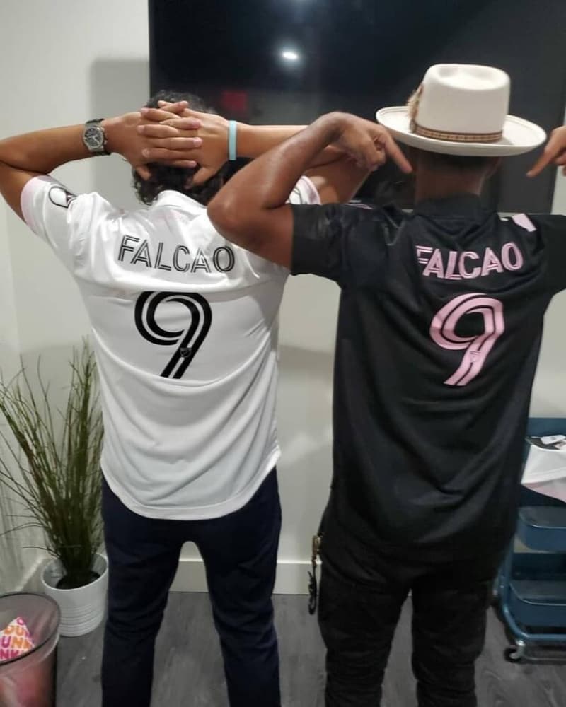 <p><b>FORMALARI SATI�A SUNULMU�TU </b></p><p>Inter Miami'nin bulundu�u eyalet olan Florida'daki kul�p ma�azalar�nda Radamel Falcao'nun 9 numaral� Iter Miami formas� sat��a sunulmu�tu.</p>