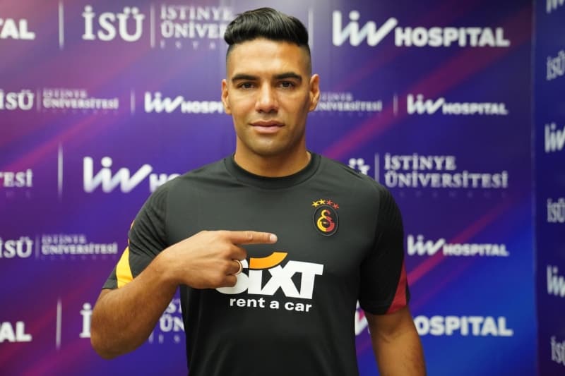 <p><span >Kul�p ma�azas�ndan Falcao formalar�n� alan Inter Miami taraftarlar�, kul�b�n sahibi David Beckham'dan Kolombiyal� y�ld�z�n transferini istemi�lerdi.</span><br></p>