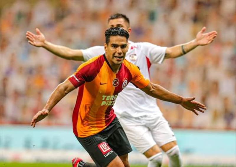<p>�spanya'n�n �nl� <b>AS gazetesi</b>, Radamel Falcao'nun Ocak ay�na kadar Galatasaray'da oynay�p form tutaca��n� ve ard�ndan rotas�n� <b>MLS</b>'e �evirece�ini duyurdu.</p>