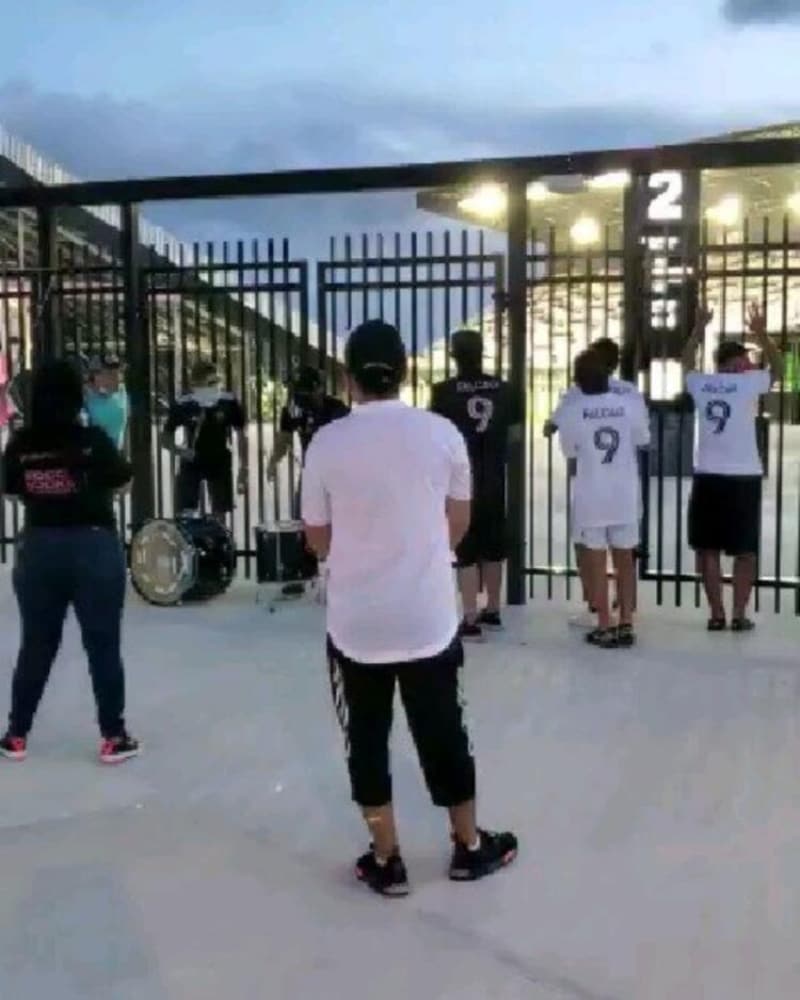 <p>Inter Miami tak�m�n�n antrenman yapt��� s�rada tesisin d���nda biriken bir grup taraftar, ellerinde davullarla Falcao lehine tezah�rat yapm��t�.</p>